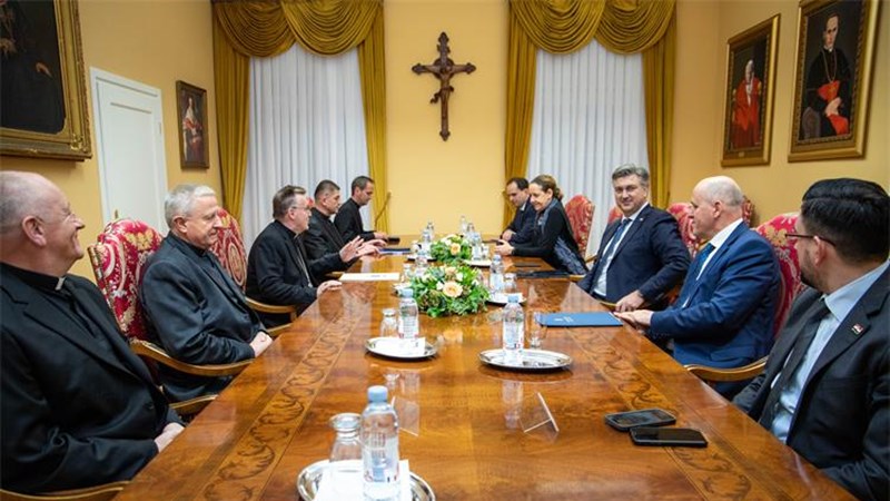 Plenković i kardinal Bozanić o obnovi sakralnih objekata i izgradnji stadiona o Zagrebu